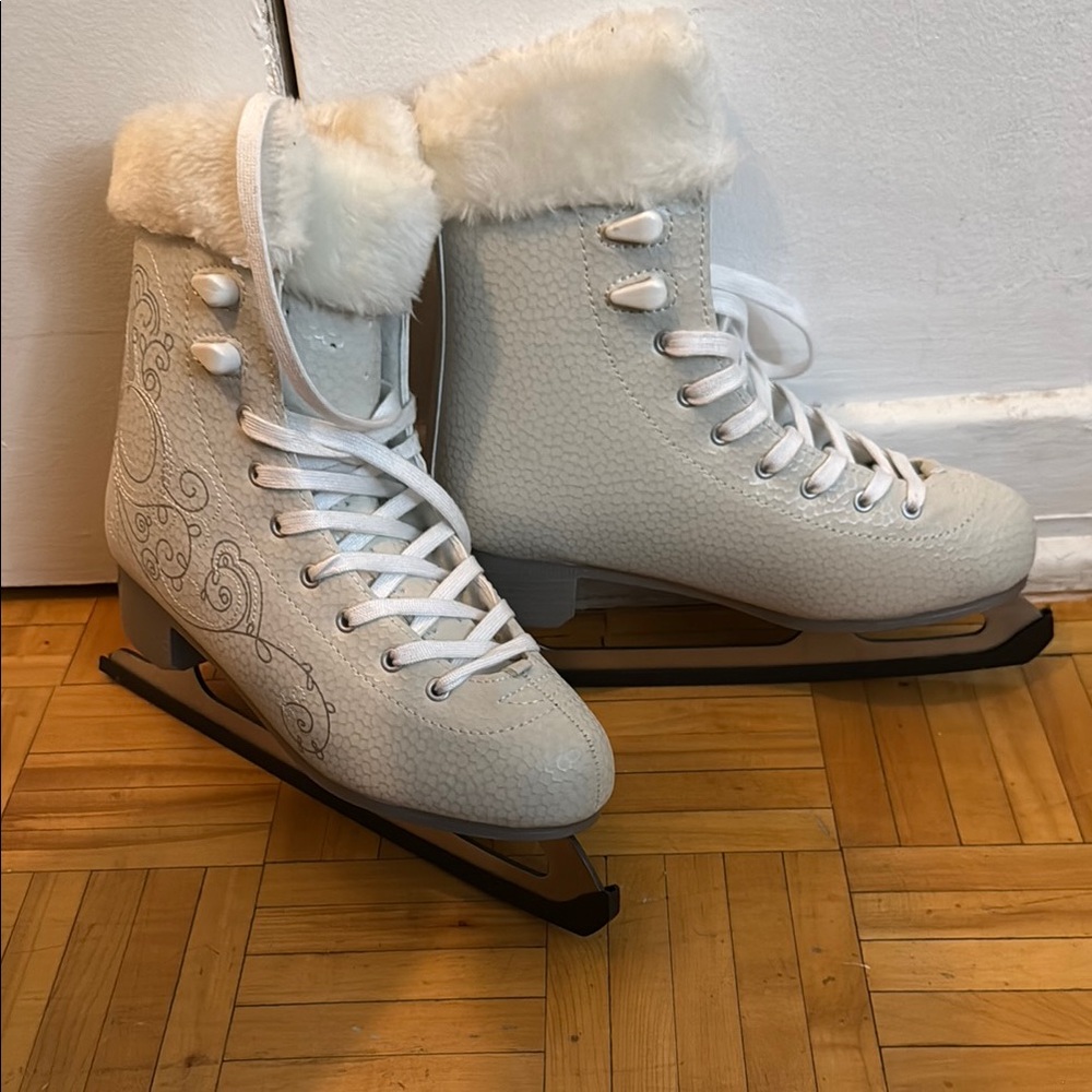 【Sold】White Ice Skates with Decorative Pattern and Ankle Support